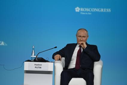 Санкт-Петербург. Президент РФ Владимир Путин на пленарном заседании в первый день работы II Cаммита и форума `Россия - Африка`.