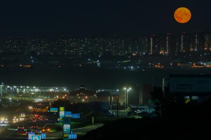 Красноярск. Суперлуние над городом.