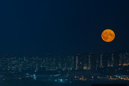 Красноярск. Суперлуние над городом.