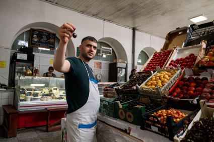 Санкт-Петербург. Продажа фруктов и ягод на Кузнечном рынке.