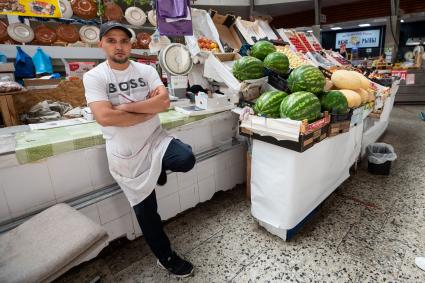 Санкт-Петербург. Продажа фруктов и ягод на Кузнечном рынке.