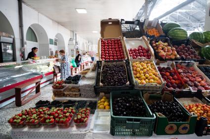 Санкт-Петербург. Продажа фруктов на Кузнечном рынке.