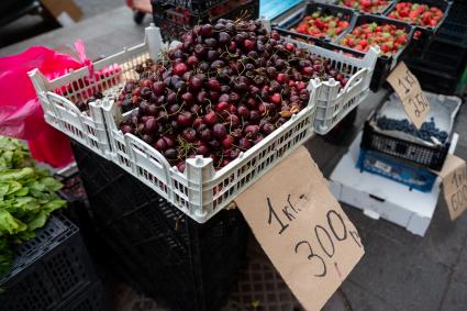 Санкт-Петербург. Продажа ягод на Кузнечном рынке.