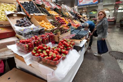 Санкт-Петербург. Прилавок с ягодами и фруктами на Кузнечном рынке.