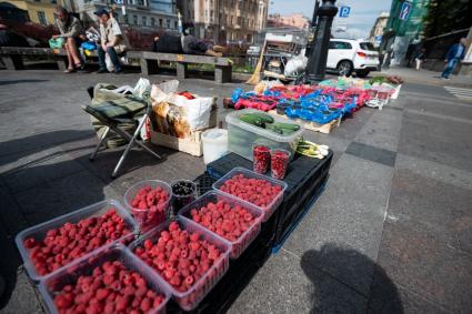 Санкт-Петербург. Продажа ягод на Кузнечном рынке.