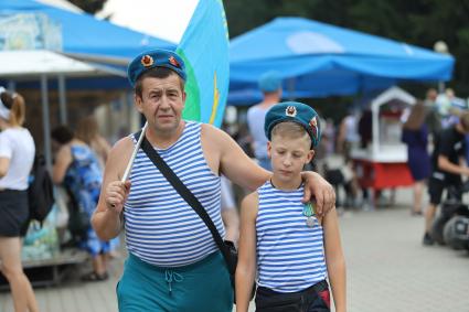 Красноярск. Десантник с ребенком в День Воздушно-десантных войск России.