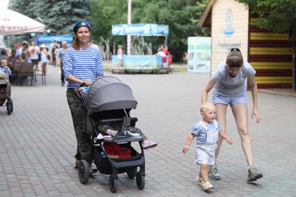 Красноярск. Женщина с детьми гуляют в День Воздушно-десантных войск России.