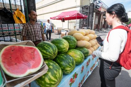 Санкт-Петербург. Торговля арбузами и дынями на Сенном рынке.