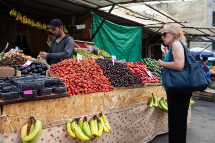 Санкт-Петербург. Торговля фруктами и ягодами на Сенном рынке.