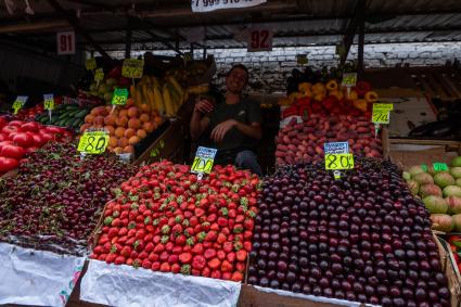 Санкт-Петербург. Торговля фруктами и ягодами на Сенном рынке.