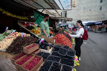 Санкт-Петербург. Торговля ягодами и фруктами на Сенном рынке.