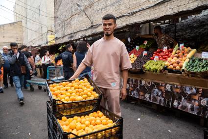 Санкт-Петербург. Торговля фруктами и овощами на Сенном рынке.