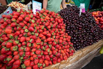 Санкт-Петербург. Торговля фруктами на Сенном рынке.
