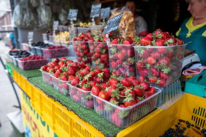 Санкт-Петербург. Продажа ягод на Сенном рынке.
