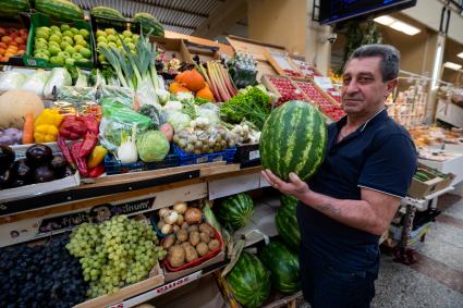 Санкт-Петербург. Торговля овощами и фруктами на Сенном рынке.