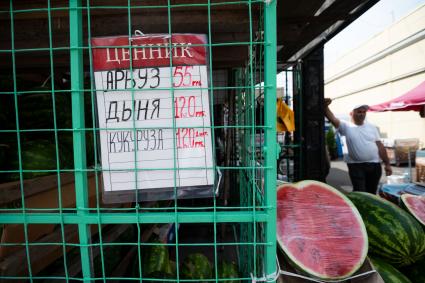 Санкт-Петербург. Торговля арбузами и дынями на Сенном рынке.
