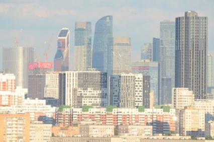 Москва. Вид на жилые дома и Московский международный деловой центр `Москва-Сити`.