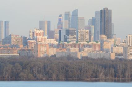 Москва. Вид на жилые дома и Московский международный деловой центр `Москва-Сити`.