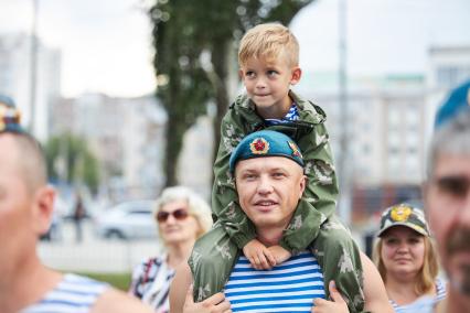 Пермь. Десантники гуляют в День Воздушно-десантных войск России.