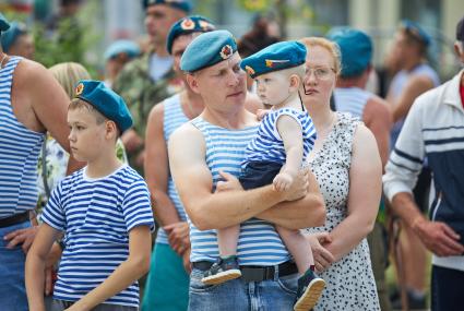 Пермь. Десантники гуляют в День Воздушно-десантных войск России.