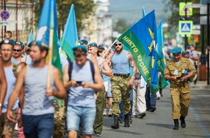 Пермь. Десантники гуляют в День Воздушно-десантных войск России.