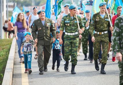 Пермь. Десантники гуляют в День Воздушно-десантных войск России.