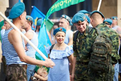 Пермь. Десантники гуляют в День Воздушно-десантных войск России.