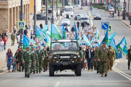 Пермь. Десантники гуляют в День Воздушно-десантных войск России.