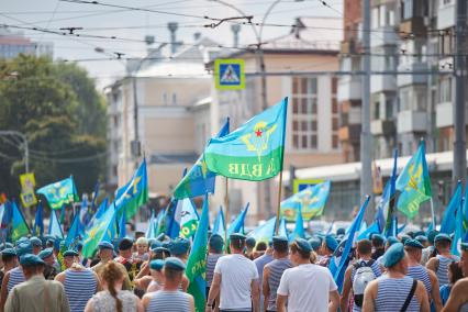 Пермь. Десантники гуляют в День Воздушно-десантных войск России.