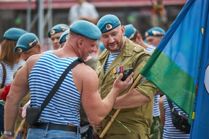 Пермь. Десантники гуляют в День Воздушно-десантных войск России.