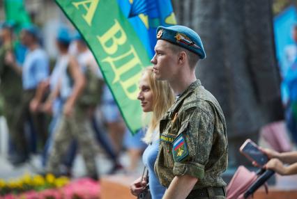 Пермь. Десантник с девушкой гуляют в День Воздушно-десантных войск России.