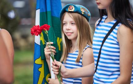 Пермь. Девочка в берете ВДВ гуляет в День Воздушно-десантных войск России.