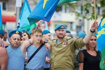 Пермь. Десантники гуляют в День Воздушно-десантных войск России.