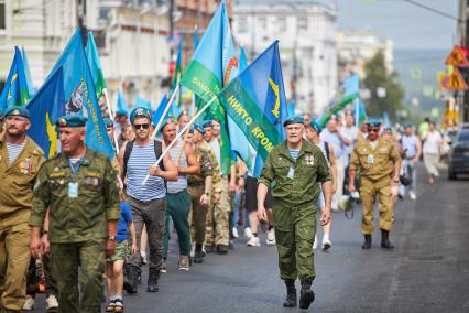 Пермь. Десантники гуляют в День Воздушно-десантных войск России.