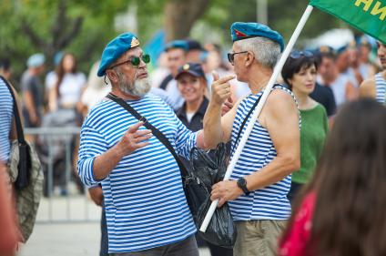 Пермь. Десантники гуляют в День Воздушно-десантных войск России.