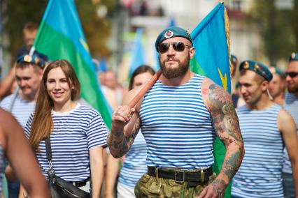 Пермь. Десантники гуляют в День Воздушно-десантных войск России.