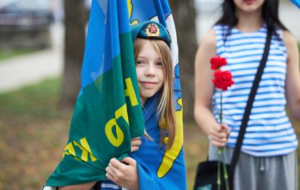 Пермь. Девочка в берете ВДВ гуляет в День Воздушно-десантных войск России.