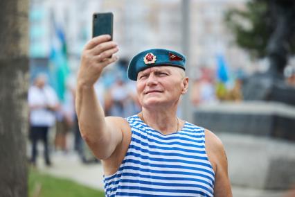 Пермь. Десантник гуляет в День Воздушно-десантных войск России.