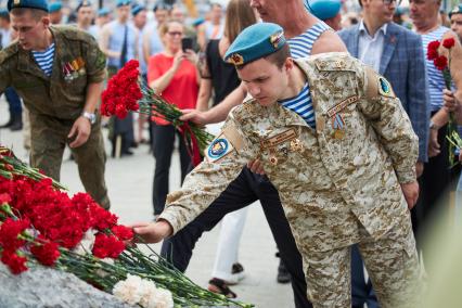 Пермь. Десантники возлагают цветы к памятнику в День Воздушно-десантных войск России.