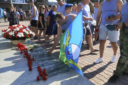 Барнаул. Десантники возлагают цветы к Мемориалу Славы в День Воздушно-десантных войск России.