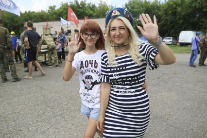 Барнаул. Люди гуляют на театральной площадке `Спичка` в День Воздушно-десантных войск России.
