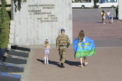 Барнаул. Десантник с детьми у Мемориала Славы в День Воздушно-десантных войск России.