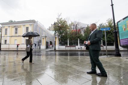 Москва. Промоутер Артем Турчин на одной из улиц города.