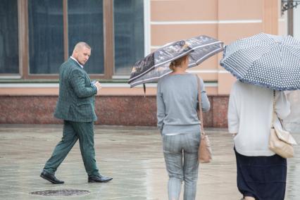 Москва. Промоутер Артем Турчин (слева) на одной из улиц города.