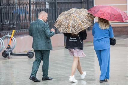 Москва. Промоутер Артем Турчин (слева) на одной из улиц города.