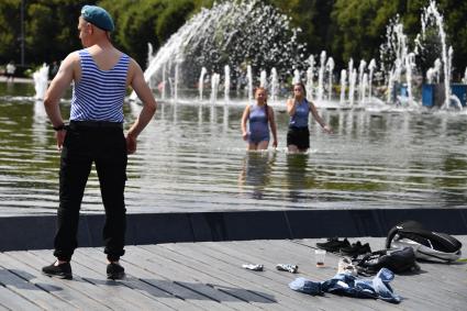 Москва. Девушки купаются в фонтане в Парке Горького в День Воздушно-десантных войск России.