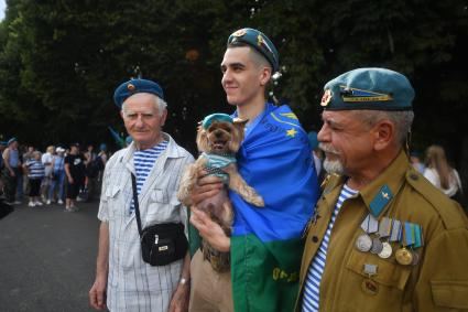 Москва. Десантники в Парке Горького в День Воздушно-десантных войск России.