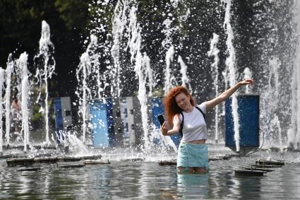 Москва. Девушка делает селфи в фонтане в Парке Горького в День Воздушно-десантных войск России.
