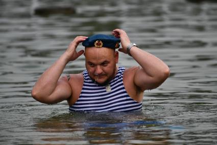 Москва. Десантник купается в фонтане в Парке Горького в День Воздушно-десантных войск России.