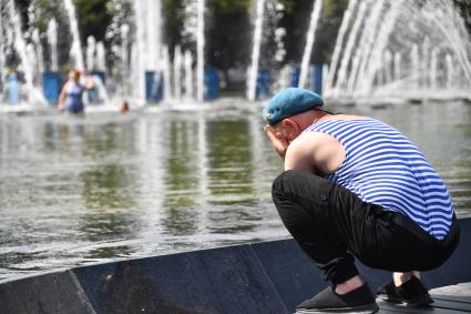 Москва. Десантник у фонтана в Парке Горького в День Воздушно-десантных войск России.